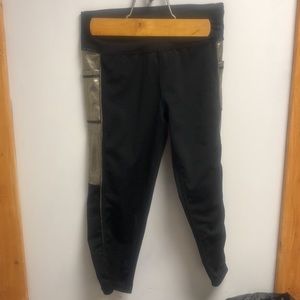 GM a fashion crop Athletic leggings- size small